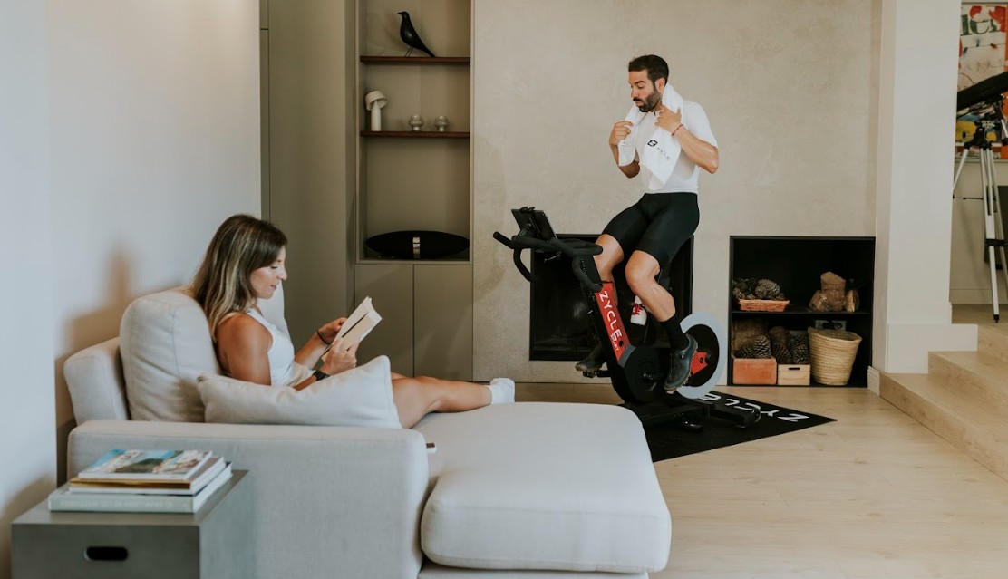 Por qué el ciclismo indoor suma cada vez más adeptos: salud, tecnología y un nuevo estilo de vida laboral